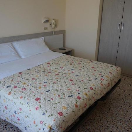 Hotel Ines Чезенатико Екстериор снимка