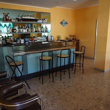 Hotel Ines Чезенатико Екстериор снимка