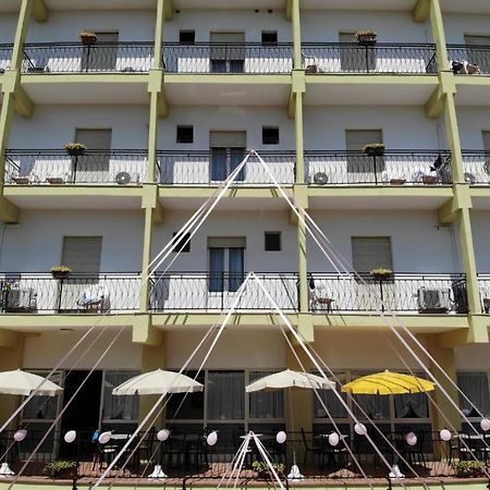 Hotel Ines Чезенатико Екстериор снимка