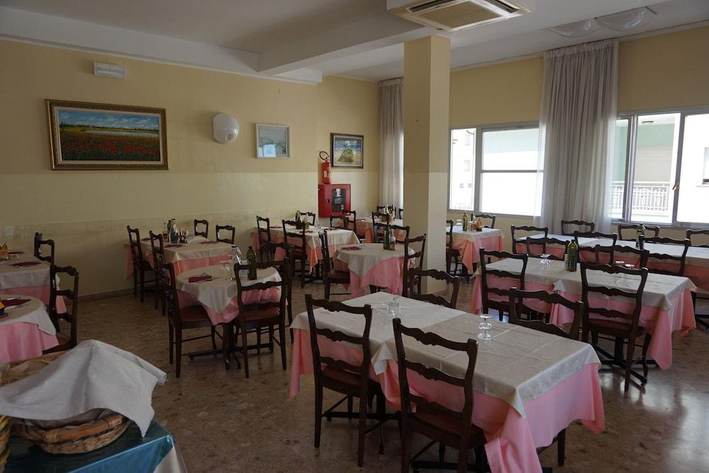 Hotel Ines Чезенатико Екстериор снимка