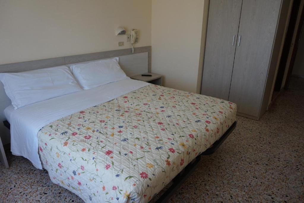 Hotel Ines Чезенатико Екстериор снимка