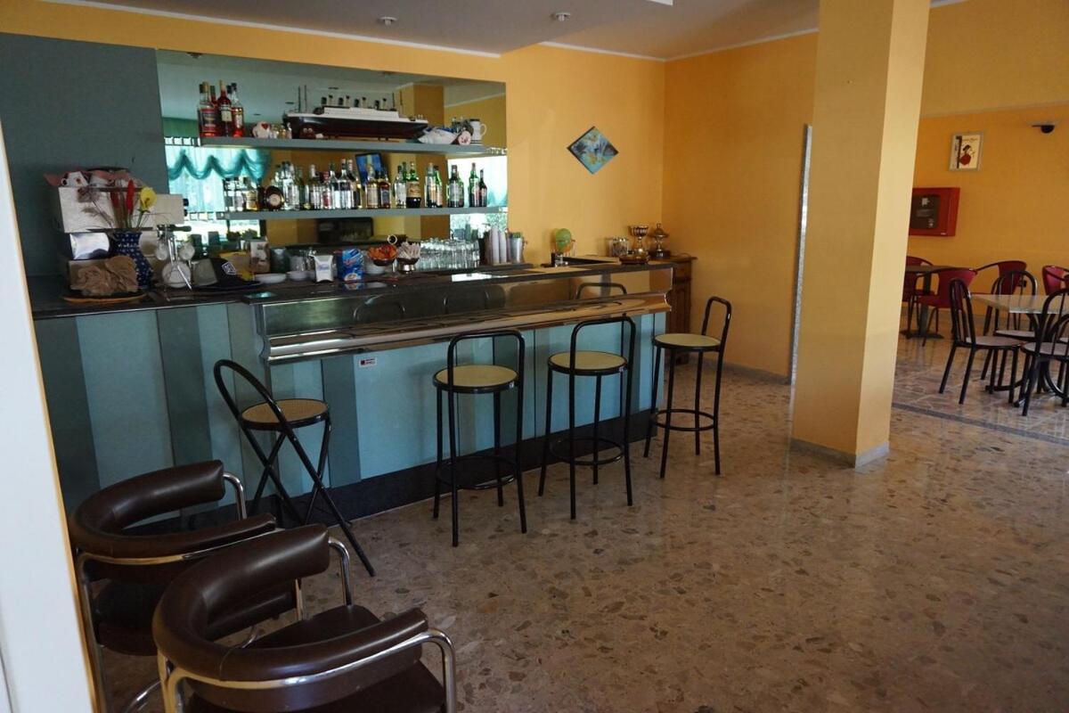 Hotel Ines Чезенатико Екстериор снимка