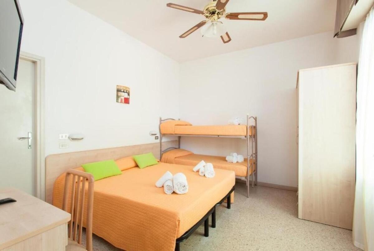 Hotel Ines Чезенатико Екстериор снимка