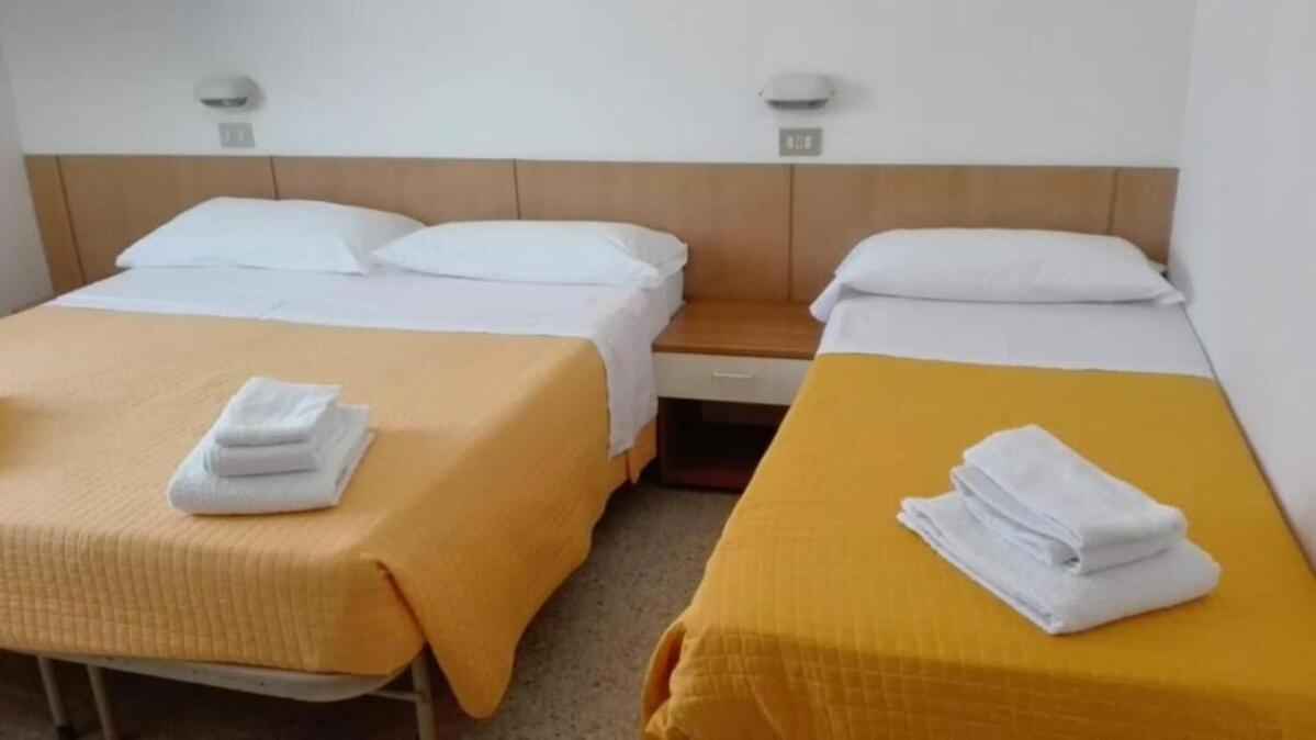 Hotel Ines Чезенатико Екстериор снимка