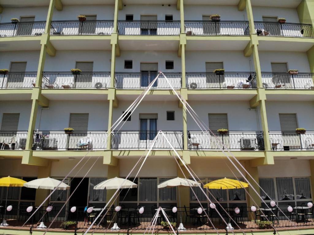 Hotel Ines Чезенатико Екстериор снимка