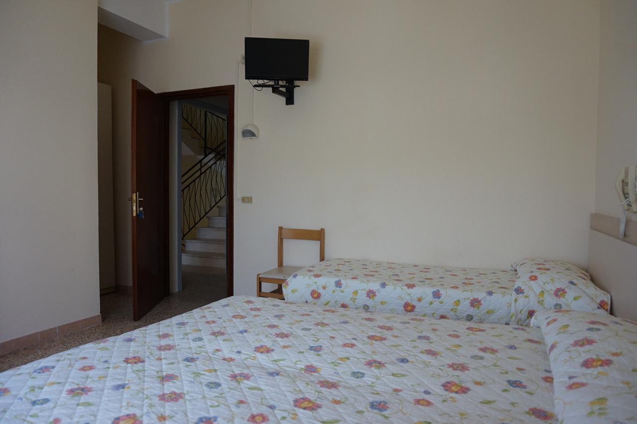 Hotel Ines Чезенатико Екстериор снимка