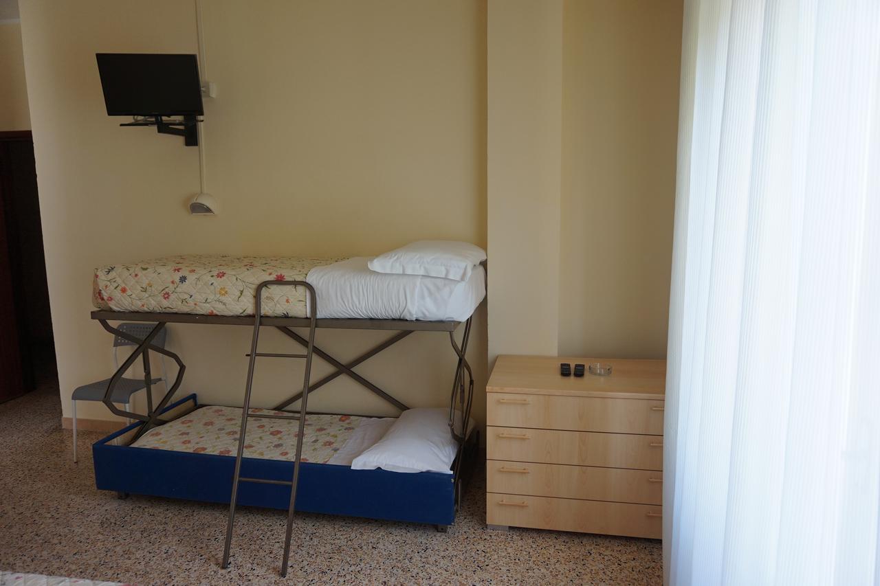 Hotel Ines Чезенатико Екстериор снимка