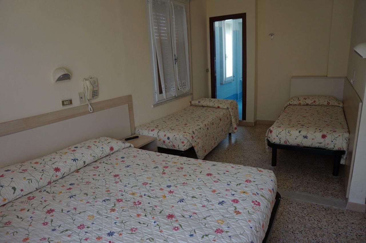 Hotel Ines Чезенатико Екстериор снимка
