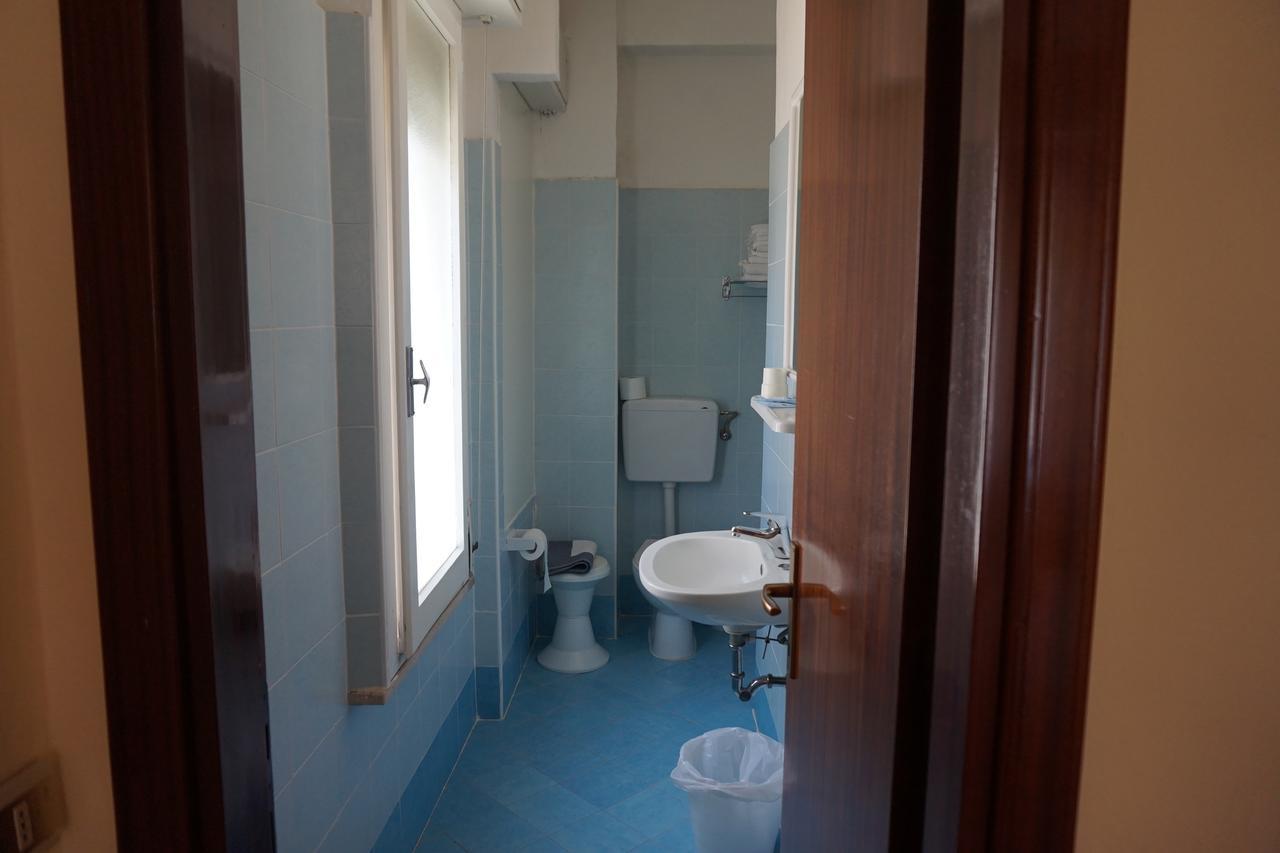 Hotel Ines Чезенатико Екстериор снимка
