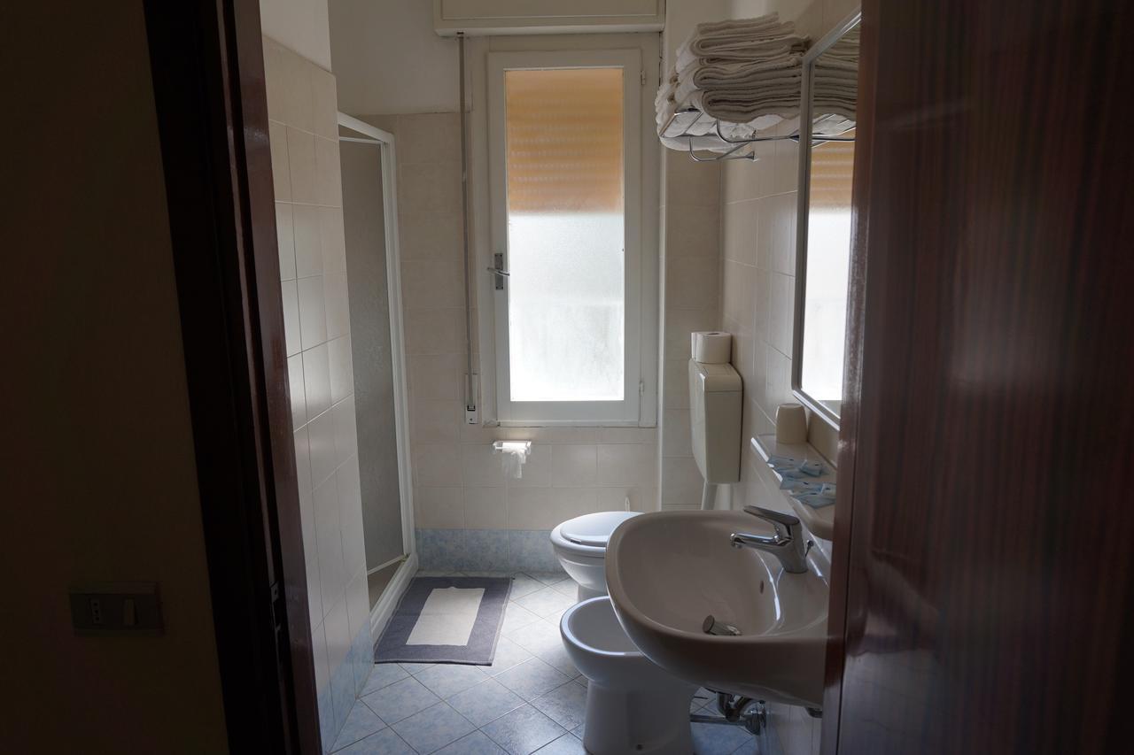 Hotel Ines Чезенатико Екстериор снимка
