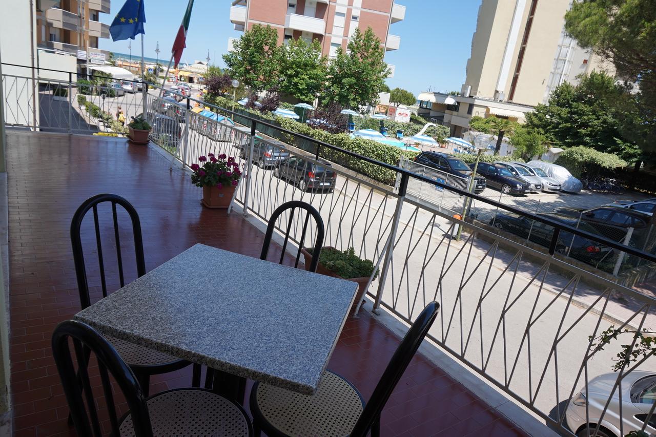 Hotel Ines Чезенатико Екстериор снимка
