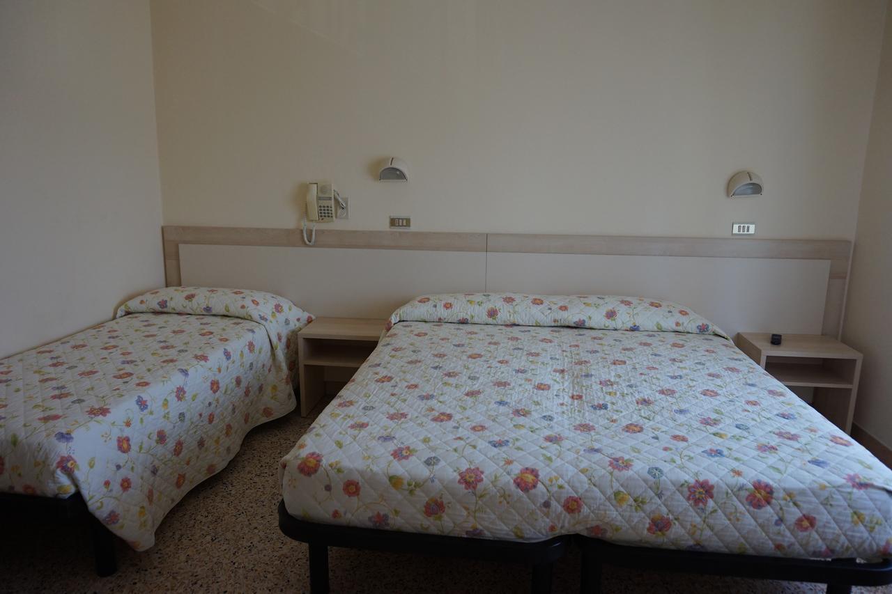 Hotel Ines Чезенатико Екстериор снимка