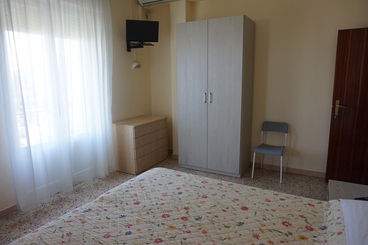Hotel Ines Чезенатико Екстериор снимка