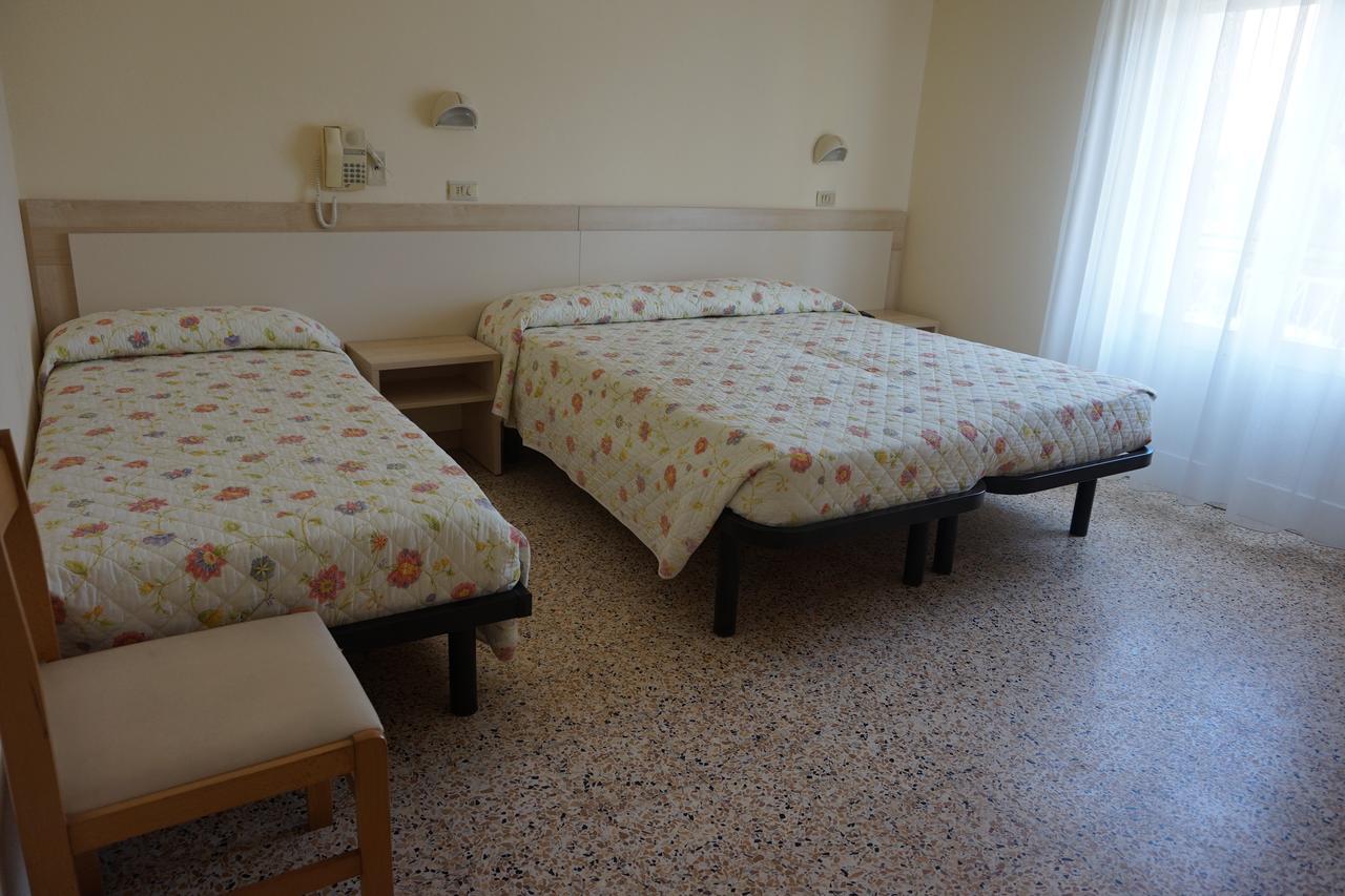 Hotel Ines Чезенатико Екстериор снимка