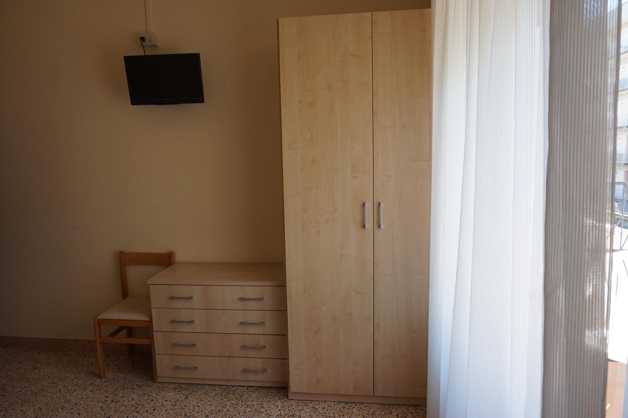 Hotel Ines Чезенатико Екстериор снимка
