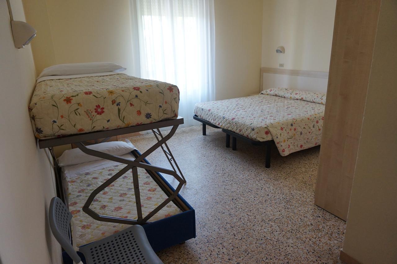 Hotel Ines Чезенатико Екстериор снимка