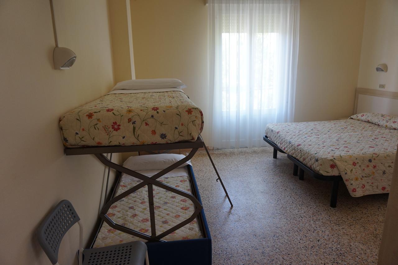 Hotel Ines Чезенатико Екстериор снимка