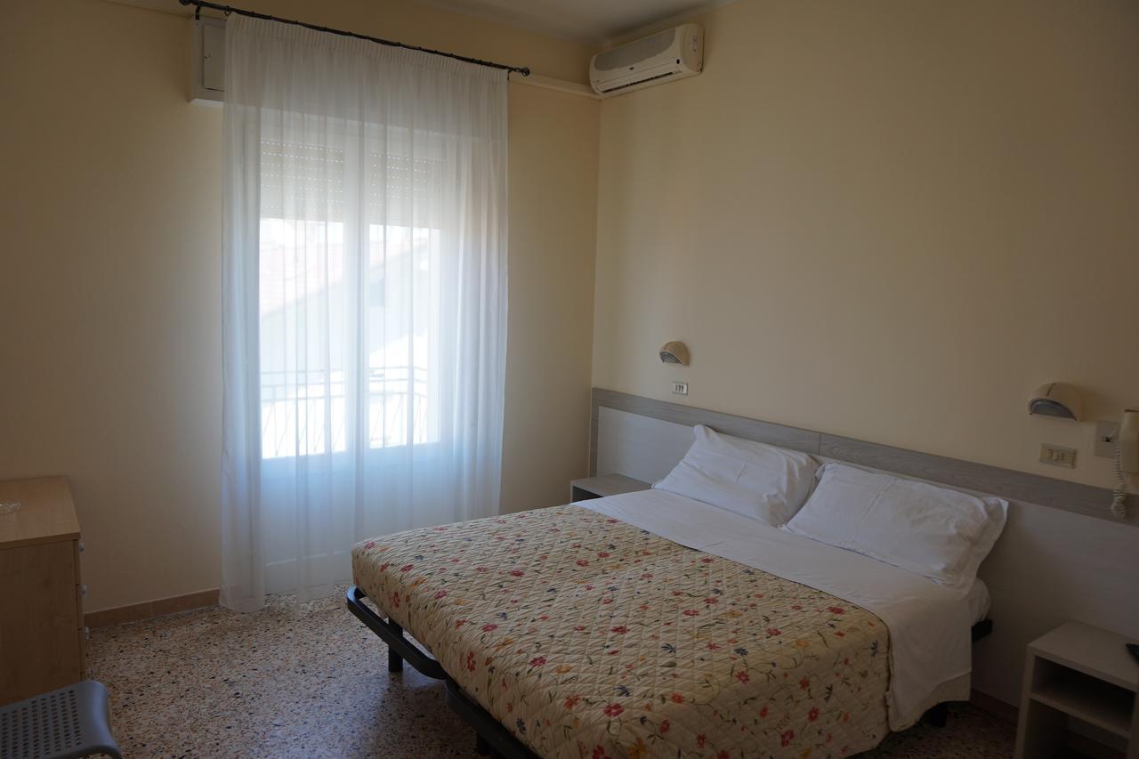 Hotel Ines Чезенатико Екстериор снимка