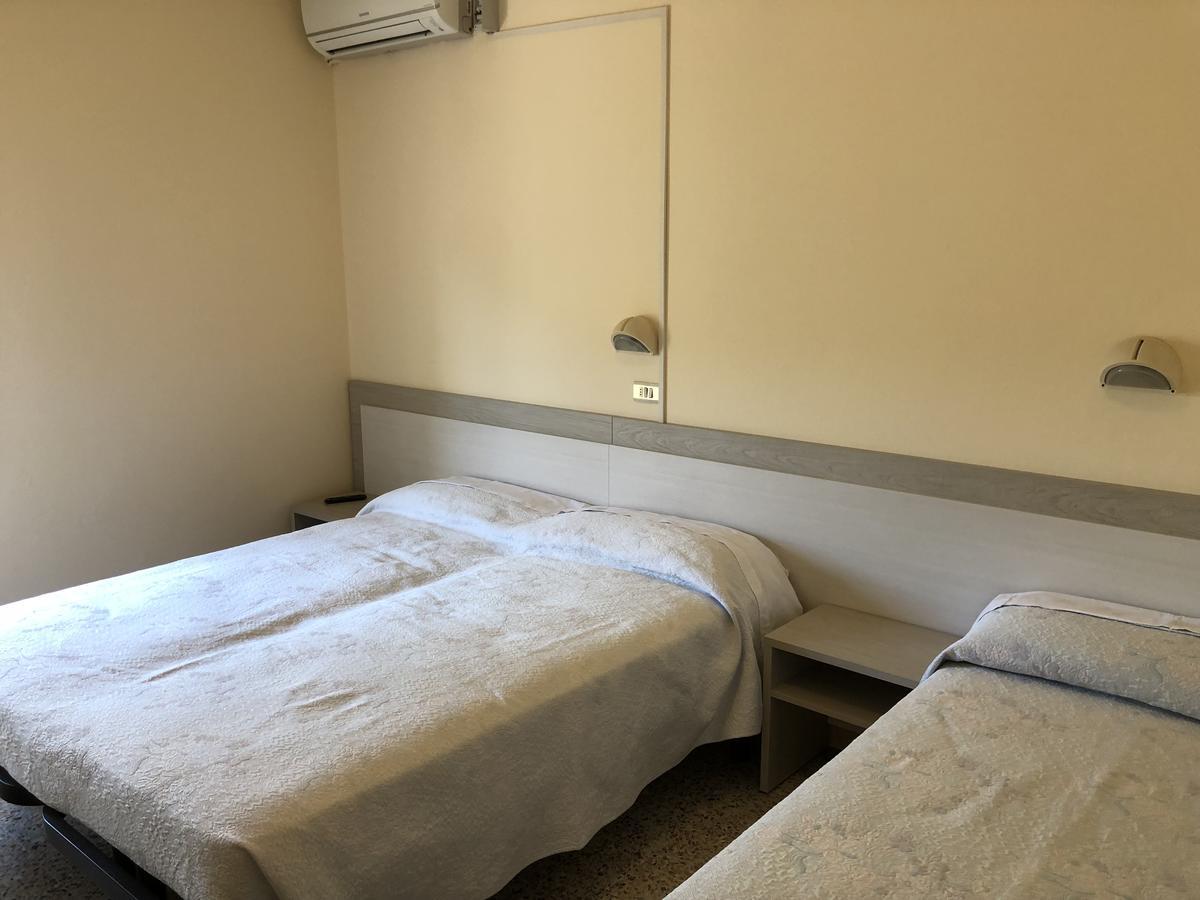 Hotel Ines Чезенатико Екстериор снимка