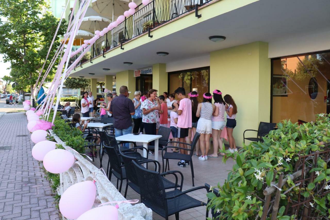 Hotel Ines Чезенатико Екстериор снимка